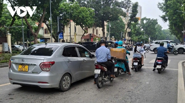 Hà Nội cấm xe máy chạy xăng, làm gì để không ảnh hưởng đến đời sống người dân?