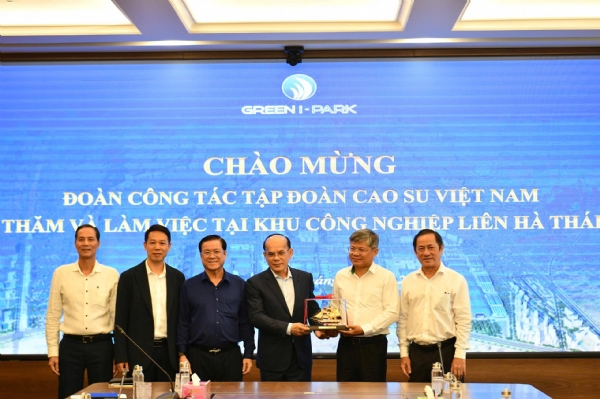 Đoàn công tác của Tập đoàn Công nghiệp Cao su Việt Nam làm việc tại Liên Hà Thái