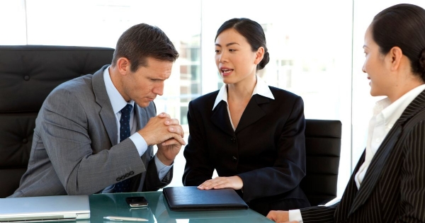 Nghệ thuật lắng nghe: Nền tảng của mọi sự thấu hiểu trong lãnh đạo