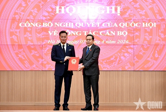 Chủ tịch Quốc hội trao Nghị quyết của Quốc hội bầu Tổng kiểm toán Nhà nước