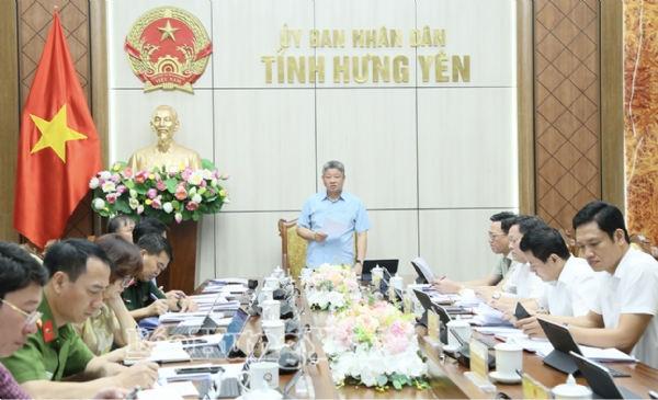 UBND tỉnh bàn giải pháp giảm nghèo, bảo đảm nước sạch và xử lý rác thải